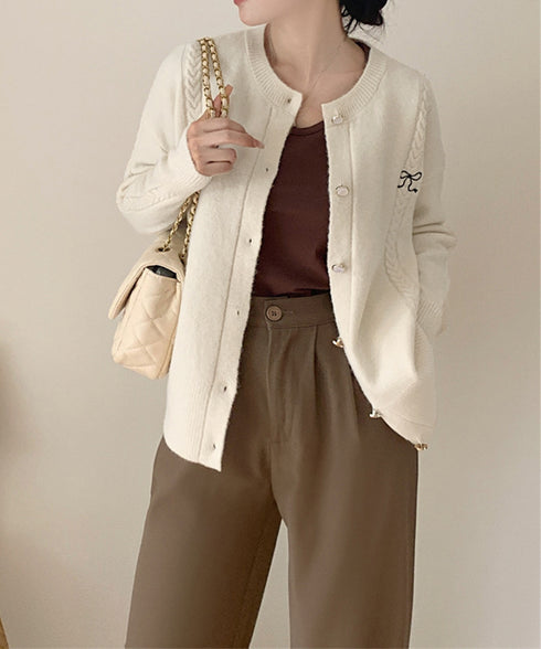 リボンワンポイントニットカーディガン秋冬 レディース パール調ボタン ニットトップス 長袖 ニットアウター クルーネック セーター 韓国風 ベーシック ニット羽織 2HUANYI-001